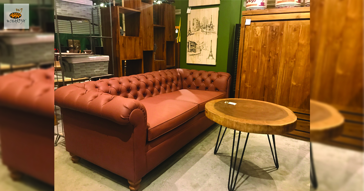 Pink cheseterfield and suar wood coffee table living room wihardja_01